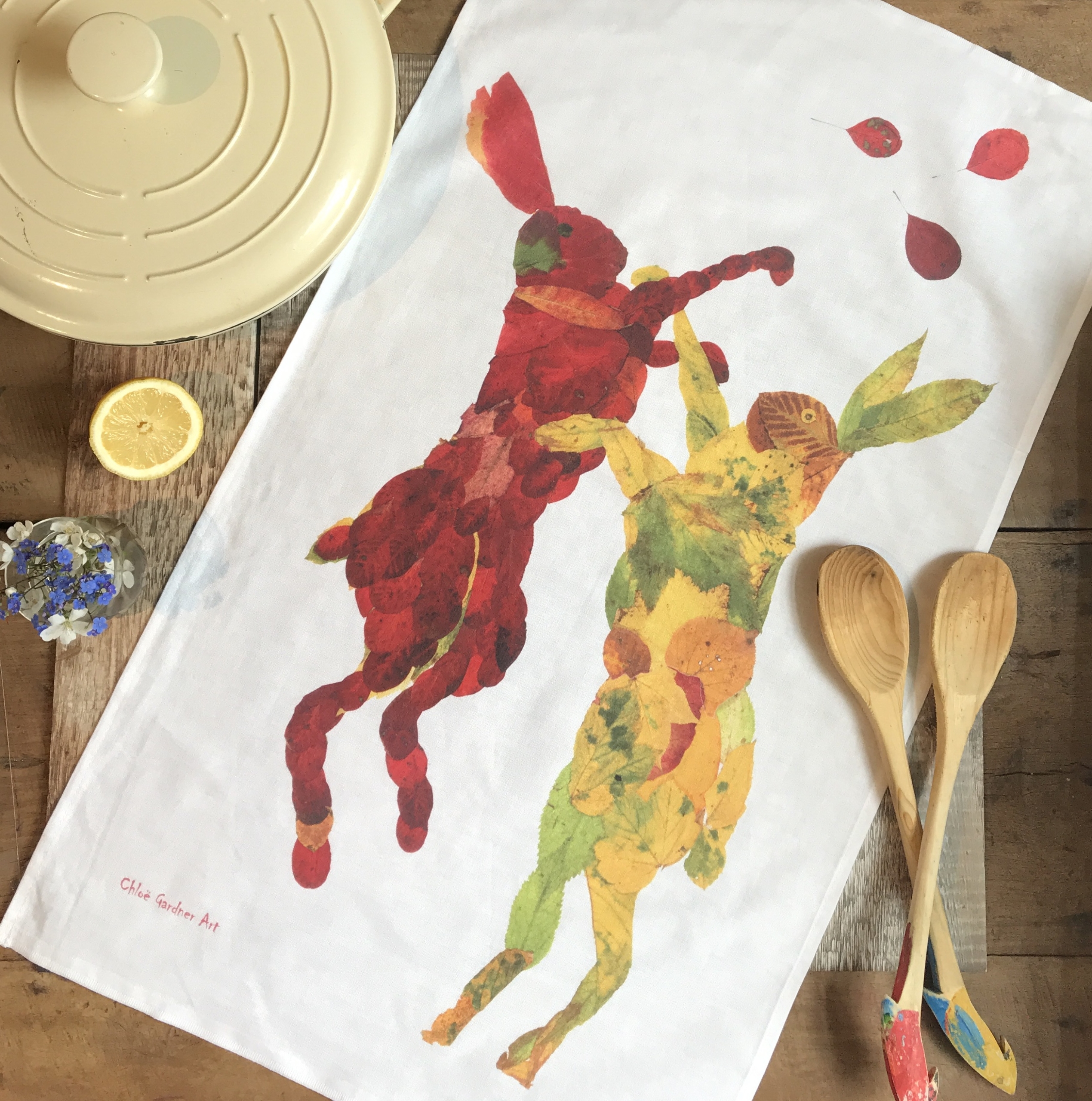 TEA TOWEL IN A GIFT BAG - Autumn Leaf Boxing Hares
