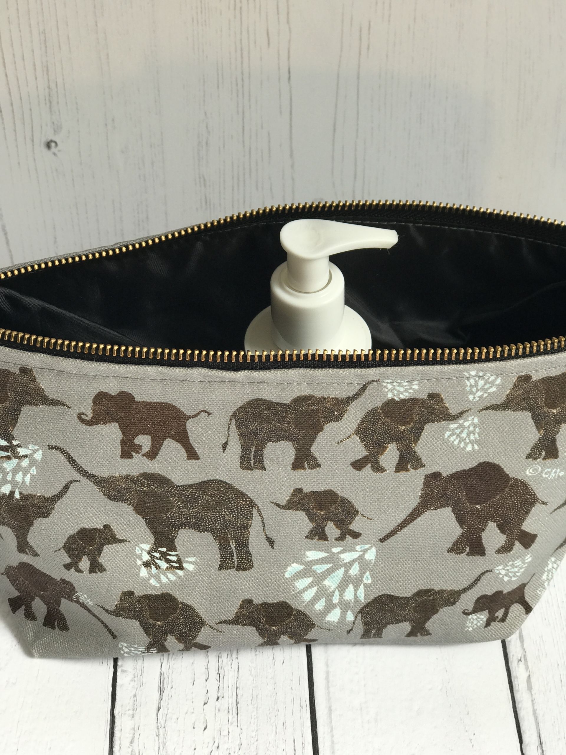 WASH BAG TYPE 1 ELEPHANTS LINING