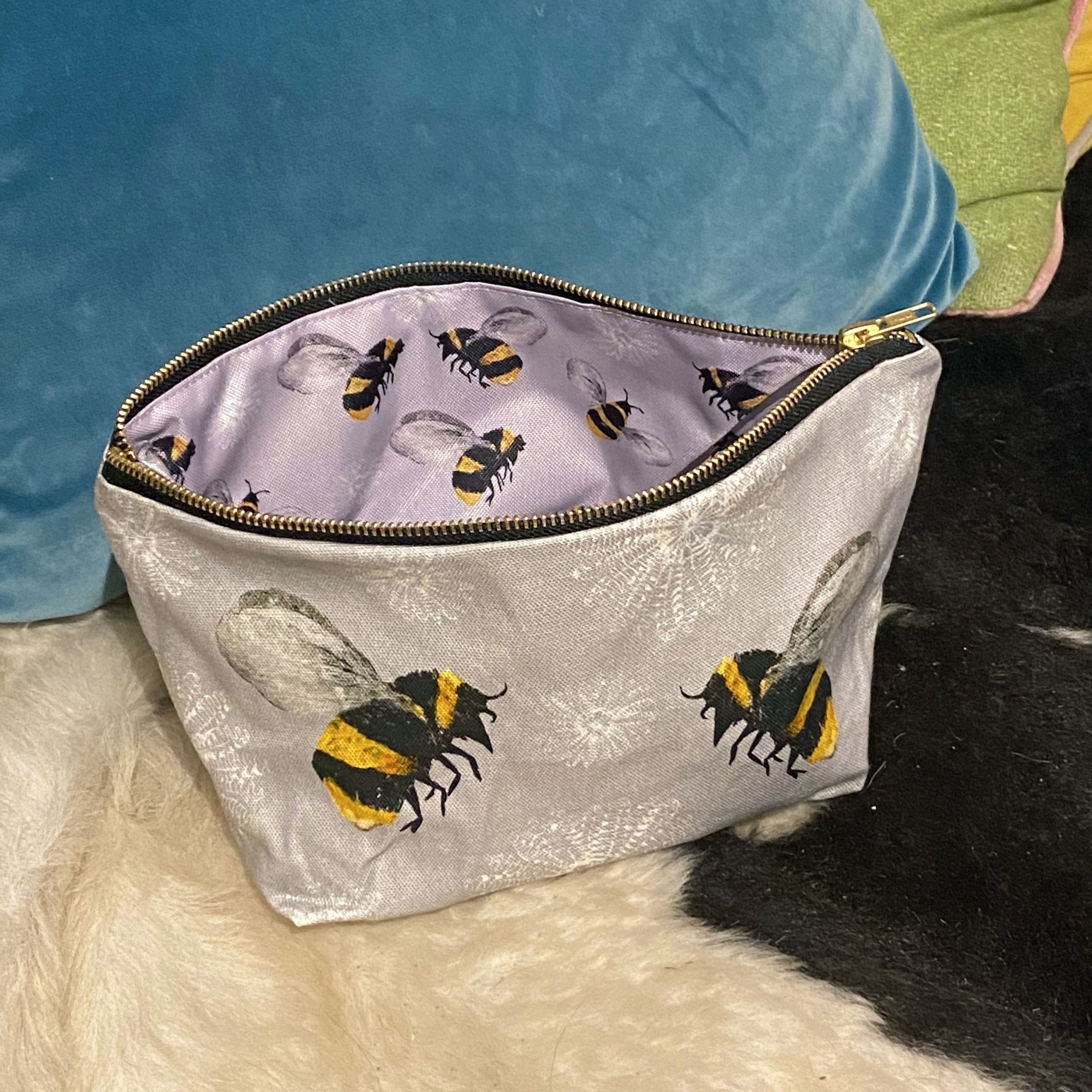bee washbag type 3 inside