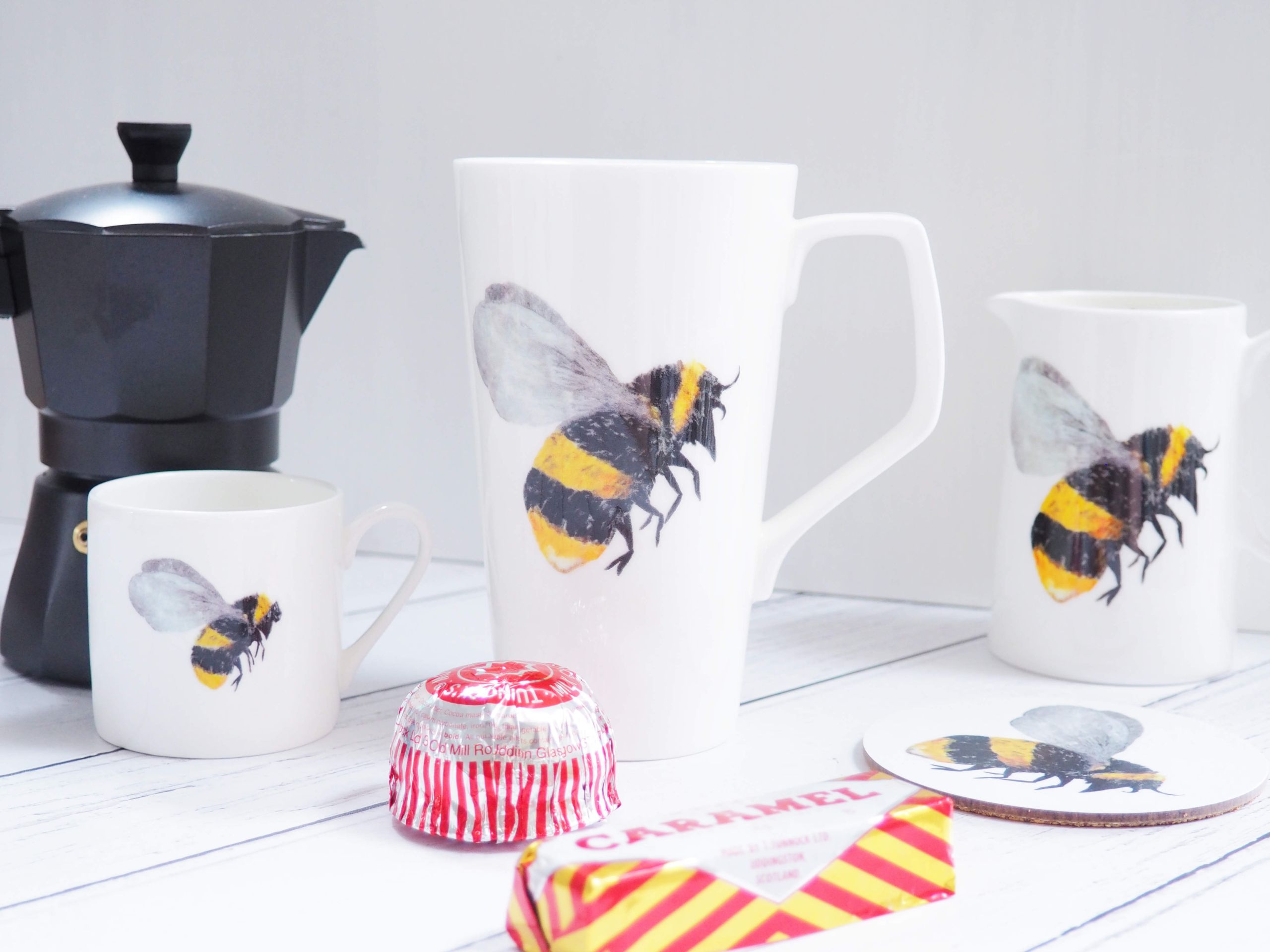 Bee Cone mug with coffee and teacake Large China Bee Latte mug with Bee design, perfect for Lattes